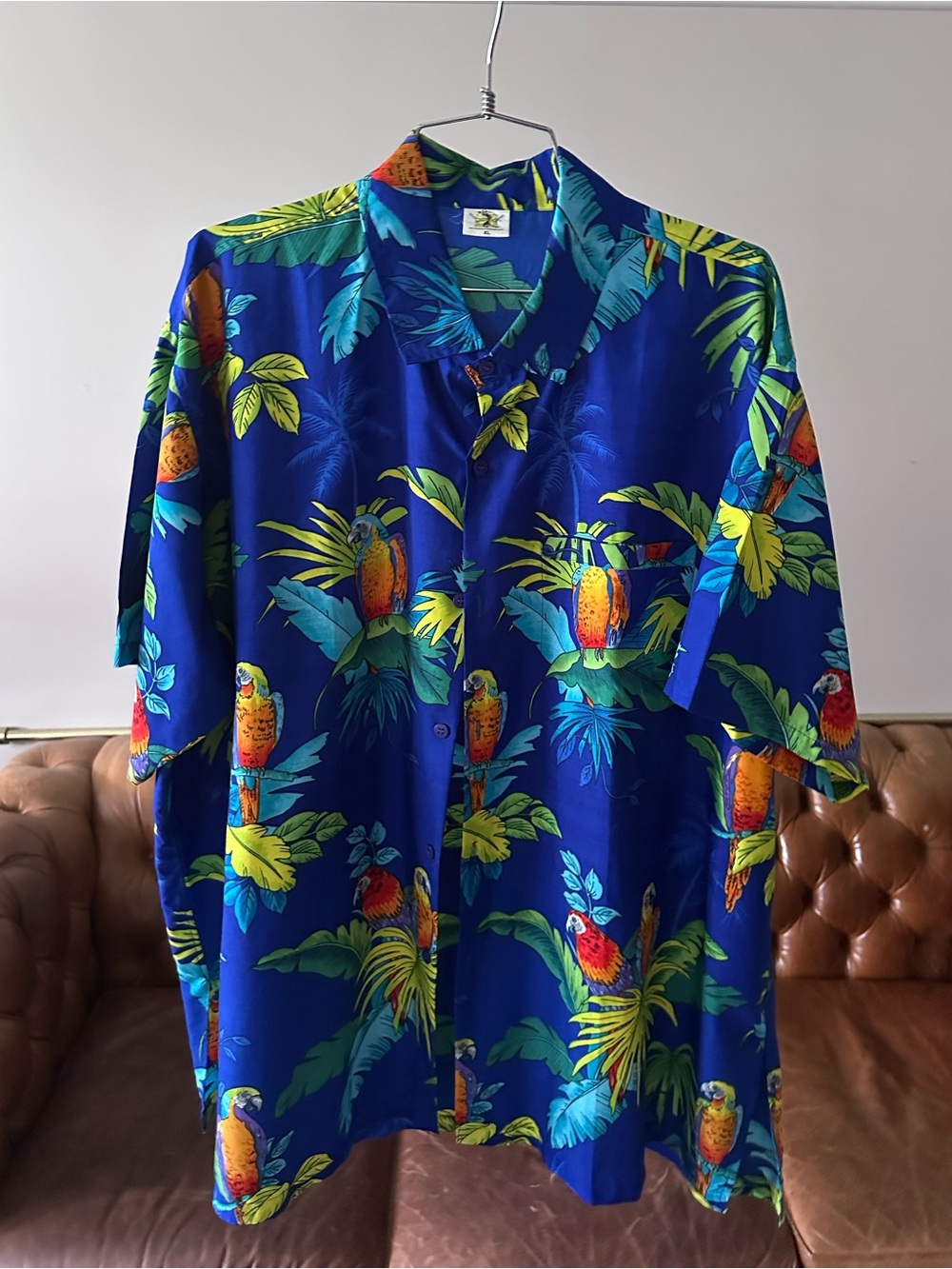 BAREFOOT ATTITUDE • Men’s XL Blue Tropical Parrot Print Short-Sleeve Shirt